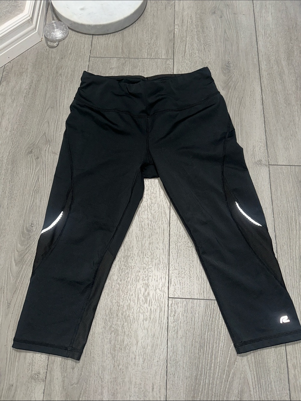 Roadrunner sport Black Active Capri Leggings - size medium - Picture 1 of 8